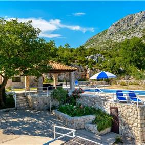 2 bedroom villa with pool and mountain views near Orašac, sleeps 4